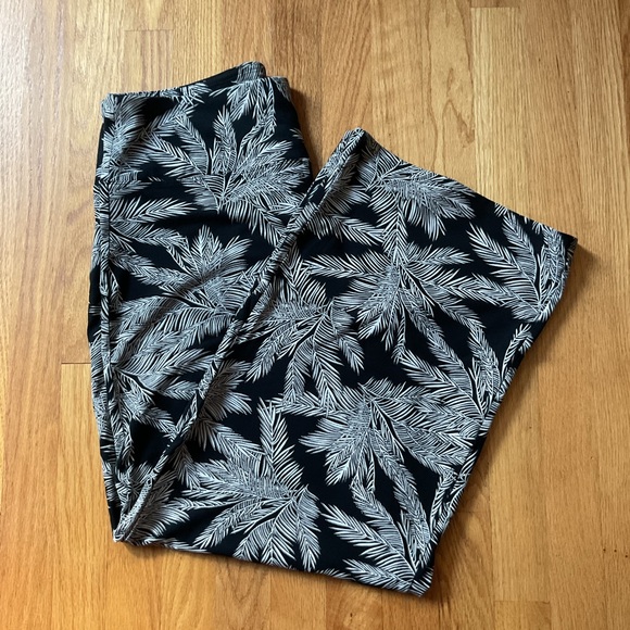J.Jill Wearever pant ⭐️ palm tree print ⭐️ M ⭐️ black and white ⭐️ - Picture 4 of 5
